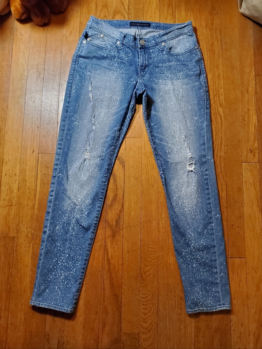 Rock & Republic Blue Skinny Jeans with White Paint-Splatter